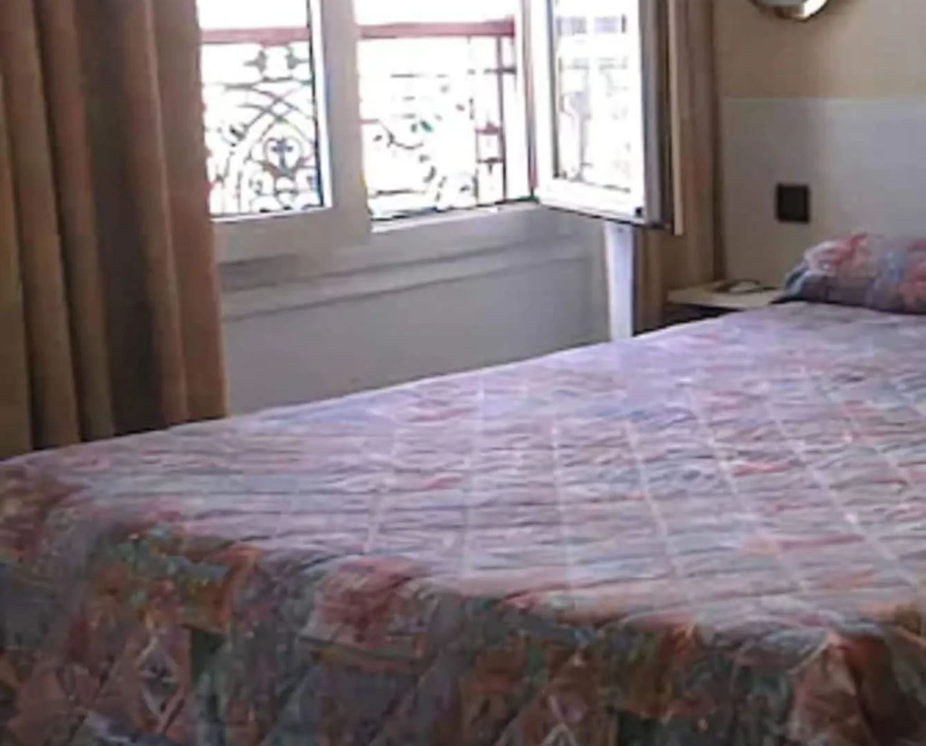 Ferney Republique Hotel