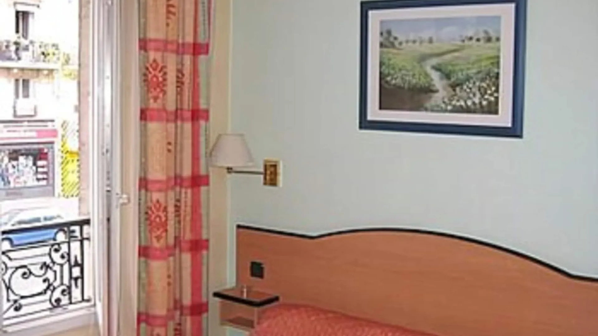 Hotel Ferney Republique Paris